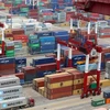 Xếp dỡ hàng hóa tại cảng ở Thanh Đảo, tỉnh Sơn Đông của Trung Quốc ngày 30/4 vừa qua. (Nguồn: EPA/TTXVN)