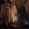 Một hang động mới được đoàn thám hiểm phát hiện với vẻ đẹp lung linh, huyền ảo. (Ảnh: TTXVN phát)