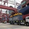 Hàng hóa được xếp tại cảng ở Thanh Đảo, tỉnh Sơn Đông và Trung Quốc ngày 30/4 vừa qua. (Ảnh: EPA/TTXVN)