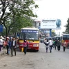 Xe buýt đón, trả khách tại điểm trung chuyển bến xe phía Nam của Hà Nội. (Ảnh: Bùi Tường/TTXVN)
