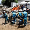 Lực lượng cứu hộ tìm kiếm người mất tích sau mưa lũ ở Hiroshima, Nhật Bản ngày 11/7 vừa qua. (Ảnh: EPA/TTXVN)