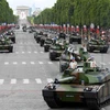 Xe tăng quân đội Pháp diễu binh trên đại lộ Champs-Elysees ngày 14/7. (Ảnh: AFP/TTXVN)