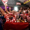 Các cổ động viên Croatia mừng chiến thắng sau khi đội nhà thắng đội tuyển Anh giành quyền vào vòng chung kết. (Ảnh: AFP/TTXVN)