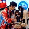 Khách tham quan và mua sắm tại Lễ hội Feel Japan in Vietnam 2018. (Ảnh: Thế Anh/TTXVN)