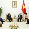 Thủ tướng Nguyễn Xuân Phúc tiếp Bộ trưởng Ngoại giao Algeria Abdelkader Messahel đang thăm và làm việc tại Việt Nam. (Ảnh: Văn Điệp/TTXVN)