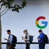 Khách hàng đợi truy cập vào một sản phẩm mới của Google tại San Francisco, California của Mỹ ngày 4/10/2017. (Ảnh: AFP/TTXVN)