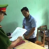 Cơ quan Cảnh sát Điều tra-Công an huyện Bắc Quang, Hà Giang đọc lệnh bắt bị can Nguyễn Ngọc Lâm. (Ảnh: Trung Thực/TTXVN)