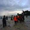 Lực lượng cứu hộ chuyển thi thể nạn nhân trong một vụ chìm phà ở ngoài khơi Indonesia. (Ảnh: THX/TTXVN)