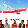 Tổng giám đốc AirAsia Tony Fernandes (giữa) tại cuộc họp báo ở Sepang, ngoại ô Kuala Lumpur của Malaysia ngày 19/7. (Ảnh: AFP/TTXVN)