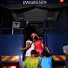 Lao động nước ngoài bất hợp pháp bị bắt giữ tại một công trường xây dựng ở Port Dickson của Malaysia. (Nguồn: AFP/TTXVN)