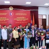 Ban chấp hành mới Khóa X của Hội người Việt Nam thủ đô Viêng Chăn chụp ảnh lưu niệm với các quan chức tham dự đại hội. (Ảnh: Phạm Kiên/TTXVN)