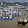 Tàu thuyền neo tại cảng để tránh bão Ampil tại Chu San, tỉnh Chiết Giang, Trung Quốc ngày 21/7. (Ảnh: THX/TTXVN)