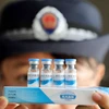Cảnh sát kiểm tra vắcxin tại một cơ sở ở Rongan của Trung Quốc ngày 23/7. (Ảnh: EPA/TTXVN)