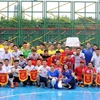 Cầu thủ các đội chụp ảnh lưu niệm trước giải đấu. (Nguồn: Xuân Tuấn-Hoài Nam/VietnamPlus)