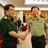 Thượng tướng Lương Cường và Phó chủ tịch Quân ủy Trung ương Trung Quốc Trương Hựu Hiệp bắt tay thân mật. (Ảnh: Lương Tuấn/Vietnam+)