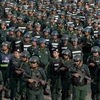 Các lực lượng vũ trang Campuchia tham gia cuộc tổng duyệt an ninh tại Sân vận động Olympic ở thủ đô Phnom Penh ngày 25/7. (Ảnh: AFP/TTXVN)