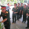 Đoàn đại biểu Quân khu 7 thắp hương các Anh hùng liệt sỹ tại Lễ truy điệu. (Ảnh: Lê Đức Hoảnh/TTXVN)