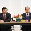 Phó Chủ tịch Quốc hội, Đại tướng Đỗ Bá Tỵ (bên phải) nói chuyện với cán bộ nhân viên phái đoàn thường trực Việt Nam tại Liên hợp quốc và các cơ quan bên cạnh phái đoàn. (Ảnh: Hoài Thanh/TTXVN)