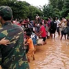 Người dân sơ tán khỏi các khu vực ngập lụt sau sự cố vỡ đập thủy điện Sapien. (Ảnh: Reuters/TTXVN)