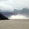 Thủy điện Hòa Bình mở cửa xả đáy số 3 ngày 14/7 vừa qua. (Ảnh: Thanh Hải/TTXVN)