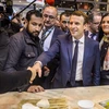 Trợ lý an ninh Alexandre Benalla (giữa) hộ tống ông Emmanuel Macron (thứ 2, phải) tại một sự kiện ở thủ đô Paris. (Ảnh: EPA-EFE/TTXVN)