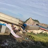 Ngày 24/5 vừa qua, đoàn tàu khách SE19 va chạm với ôtô tải chở đá tại khu gian Khoa Trường, Trường Lâm, tỉnh Thanh Hóa khiến 6 toa xe bị đổ lật, làm 2 chết, 14 người bị thương. (Ảnh: TTXVN phát)