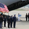Chuyển hài cốt các binh sỹ Mỹ thiệt mạng trong cuộc Chiến tranh Triều Tiên từ máy bay quân sự C-17 của Mỹ tại Căn cứ Không quân Osan ở Pyeongtaek, cách thủ đô Seoul của Hàn Quốc khoảng 70km về phía nam ngày 27/7 vừa qua. (Ảnh: Yonhap/TTXVN)