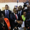 Lãnh đạo đảng đối lập MDC Nelson Chamisa (giữa) bỏ phiếu tại điểm bầu cử ở Kuwadzana, Harare, ngày 30/7 vừa qua. (Ảnh: THX/TTXVN)