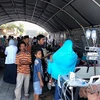 Người dân chờ hỗ trợ y tế tại một bệnh viện tạm sau trận động đất 7 độ Richter ở thành phố Mataram thuộc đảo Lombok ngày 6/8. (Ảnh: AFP/TTXVN)