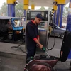 Nhân viên bơm xăng tại một trạm bán xăng dầu ở Cairo của Ai Cập. (Ảnh: THX/TTXVN)