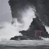 Sóng biển dâng cao khi bão Jongdari đổ bộ vào vùng biển tỉnh Chiba, Nhật Bản ngày 28/7 vừa qua. (Ảnh: Kyodo/TTXVN)