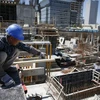 Một công nhân xây dựng Trung Quốc làm việc tại Tel Aviv. (Nguồn: haaretz)