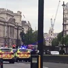 Cảnh sát phong tỏa hiện trường vụ đâm xe vào hàng rào an ninh bên ngoài tòa nhà Quốc hội Anh ở thủ đô London ngày 14/8. (Ảnh: AFP/TTXVN)