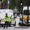 Cảnh sát điều tra hiện trường vụ đâm xe ngoài tòa nhà Quốc hội ở thủ đô London của Anh ngày 14/8. (Ảnh: THX/TTXVN)