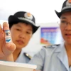 Nhân viên Tổng cục Giám sát và quản lý thực phẩm và dược phẩm quốc gia Trung Quốc kiểm tra vắcxin tại Hoài Bắc, An Huy ngày 24/7 vừa qua. (Ảnh: AFP/TTXVN)