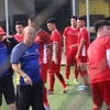 Huấn luyện viên Park Hang Seo và các cầu thủ Olympic Việt Nam tập tại sân Samsung thuộc Tây Java của Indonesia. (Ảnh: Trọng Tuệ/TTXVN)