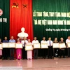 Lãnh đạo tỉnh Quảng Trị trao tặng và truy tặng danh hiệu Bà mẹ Việt Nam Anh hùng. (Ảnh: Nguyên Lý/TTXVN)