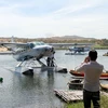 Hai chiếc thủy phi cơ đáp xuống hồ Bàu Trắng. (Ảnh: Nguyễn Thanh/TTXVN)