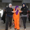Cảnh sát áp giải cựu Cục trưởng Cục tình báo nước ngoài Malaysia Hasanah Abdul Hamid (giữa) tới tòa án Putrajaya Magistrate. (Ảnh: NST/TTXVN)