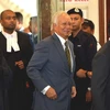 Cảnh sát áp giải cựu Thủ tướng Malaysia Najib Razak (giữa) tới phiên tòa ở Kuala Lumpur của Malaysia ngày 8/8 vừa qua. (Ảnh: THX/TTXVN)