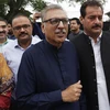 Ứng cử viên Tổng thống Arif Alvi (giữa) tại Islamabad ngày 27/8 vừa qua. (Ảnh: AFP/TTXVN)
