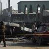 Nhân viên an ninh Afghanistan gác tại hiện trường một vụ nổ ở Dasht-E-Barchi, thủ đô Kabul. (Ảnh: AFP/TTXVN)