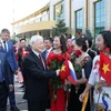 Cán bộ Đại sứ quán và đại diện cộng đồng người Việt Nam tại Liên bang Nga đón Tổng Bí thư Nguyễn Phú Trọng. (Ảnh: Trí Dũng/TTXVN)
