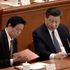 Ủy viên trưởng Ủy ban thường vụ Đại hội Đại biểu nhân dân toàn quốc Trung Quốc Lật Chiến Thư (trái) và Chủ tịch Trung Quốc Tập Cận Bình. (Ảnh: AFP/TTXVN)