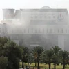 Khói bốc lên từ trụ sở của Tập đoàn dầu mỏ quốc gia (NOC) ở Tripoli, Libya sau vụ tấn công ngày 10/9. (Ảnh: Reuters/TTXVN)