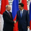 Tổng thống Nga Vladimir Putin (trái) và Thủ tướng Nhật Bản Shinzo Abe trong cuộc gặp tại Vladivostok, Nga ngày 10/9. (Ảnh: AFP/TTXVN)