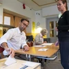 Cử tri bỏ phiếu trong cuộc tổng tuyển cử tại một điểm bầu cử ở Stockholm, Thụy Điển ngày 9/9. (Ảnh: AFP/TTXVN)