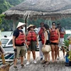 Từ đầu năm đến nay, có khoảng 170.000 lượt khách đến tham quan mô hình nuôi trồng thủy sản kết hợp làm du lịch ở Vung Viêng. (Ảnh: Văn Đức/TTXVN) 
