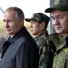 Tổng thống Nga Vladimir Putin (trái) thị sát cuộc tập trận Vostok 2018 tại thao trường Tsugol, Siberia ngày 13/9. (Ảnh: AFP/TTXVN) 