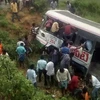 Hiện trường một vụ xe buýt rơi xuống hẻm núi. (Ảnh: AFP/TTXVN)